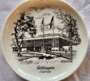 lot 98 image: Small Collector Plates by Kaiser (Germany)