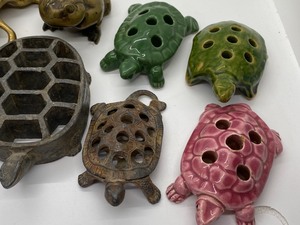 lot 127 image: Variety of Vintage Floral Frogs