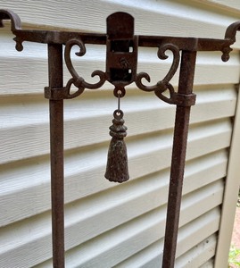 lot 180 image: Vintage Metal Planter  Stand with a Fun Tassel