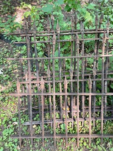 lot 256 image: Metal Fencing Pieces