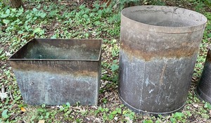 lot 255 image: Metal Planter Grouping