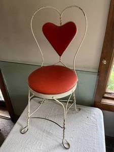 lot 331 image: Vintage Heart Themed Metal Padded Chair