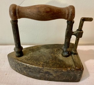 lot 370 image: Vintage Iron Stand and 3 Small Irons