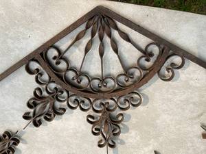 lot 404 image: Large Metal Decorative Ornate Piece