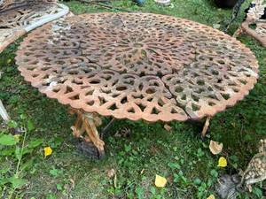 lot 414 image: Vintage Cast Iron Garden Set
