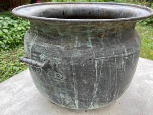 lot 417 image: Vintage Footed Metal Pot with Handles