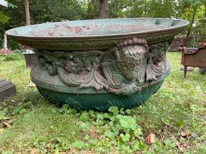lot 422 image: Very LARGE Stunning Ornate Cast Iron Planter w Stand