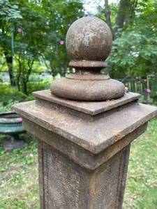 lot 425 image: Vintage Rusty Metal Ornate Pillar