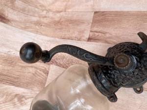 lot 433 image: Vintage Coffee Grinder