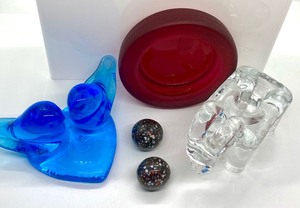 lot 220A image: Decorative Colored Glass Items