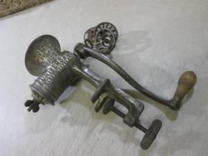 lot 105 image: (RM3) Vintage Universal Food Choppe...
