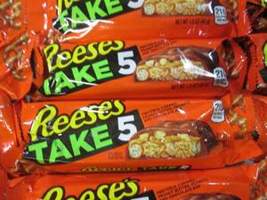 lot 135 image: (B-1) 20 Reeses Take 5 Candy Bars P...