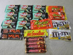 lot 137 image: (B-1) 20 Assorted Candy Bars Etc Pa...