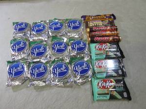 lot 138 image: (B-1) 20 Assorted Candy Bars Etc Pa...