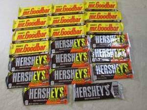 lot 142 image: (B-1) 20 Assorted Hersheys Candy Ba...