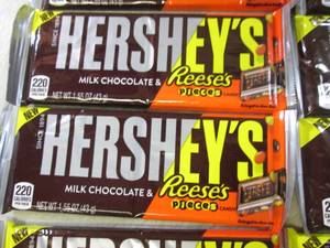 lot 145 image: (B-1) 20 Hersheys Reeses Pieces Can...