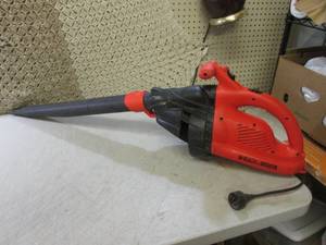 lot 218 image: (CLR) Black & Decker Electric Leaf ...