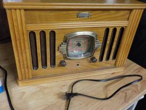 Crosley RadioPhonograph, powers on...