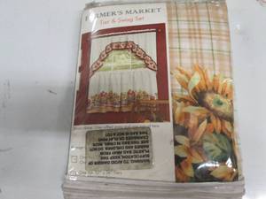 lot 36 image: Farmers Market Tier and Swag , 1 p...