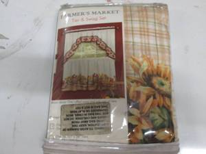 lot 41 image: Farmers Market Tier and Swag , 1 p...