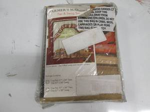 lot 69 image: Farmers Market Tier and Swag , 1 p...