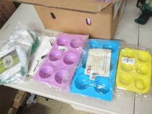 lot 189 image: Box of random baking items, silicon...