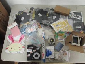 lot 190 image: Box of random party decor...