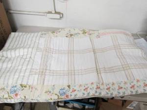 lot 194 image: Floral print bed spread, 108 x 96...