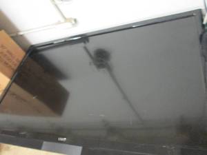 lot 221 image: vizio 48 inch tv powers on light sc...