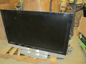 lot 282 image: 52 Vizio tv powers on...