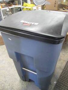 XL Rubbermaid Brute Rolling Trash B...