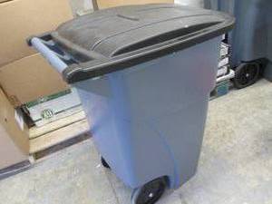 Rubbermaid Rolling Trash Can- hinge...