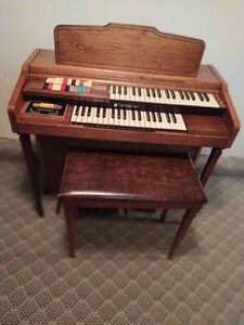 lot 7 image: Hammond Organ with Bench