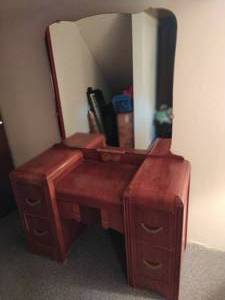 lot 8 image: Vintage Waterfall Vanity with Mirror