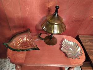 lot 25 image: Three Vintage Glass Dcor Pieces