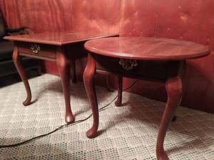 lot 28 image: Two End Tables