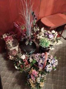 lot 30 image: Collection of Floral Dcor