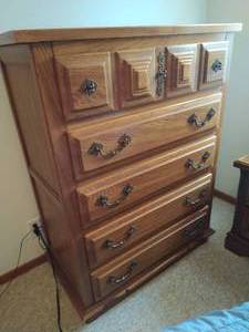 lot 42 image: 5 Drawer Chest Dresser