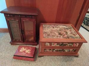 lot 49 image: Thee Jewelry Boxes