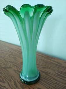 lot 4 image: Vintage Green Glass Vase