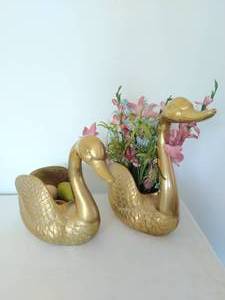 lot 119 image: Brass Swan Flower Pot Dcor