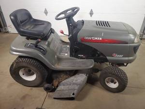 lot 21 image: Craftsman LT2000 Riding Lawn Mower 42 inch Deck