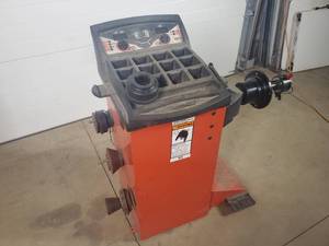 lot 5 image: Snap-On Wheel Balancer