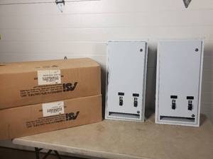 lot 18 image: 2 New 25 cent Vending Machines