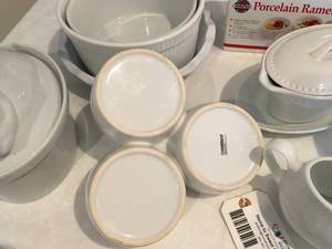 lot 140 image: Dinner Serving Set