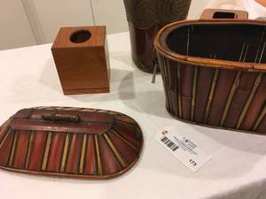 lot 173 image: Bath Accessories