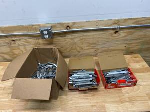 lot 34 image: SENCO Staples, 20 ga Gauge, 516 in Length, Steel, Electro Galvanized, Crown