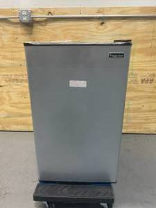 lot 51 image: MAGIC CHEF 4.4 cu. ft. Mini Fridge in Stainless Look