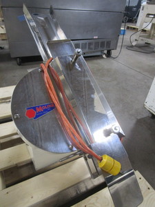 lot 223 image: MOLINE BUN SLICER