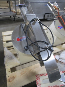 lot 224 image: MOLINE BUN SLICER